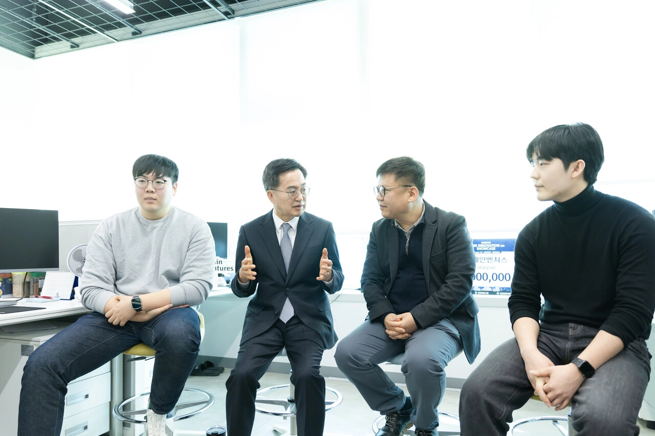 김동연 경기도지사가 지난 2월 7일 성남시 판교창업존에 입주한 AI 스타트업 ‘브레인벤쳐스’를 찾아 주4.5일제 효과에 대해 이야기를 나누고 있다.(경기도 제공)