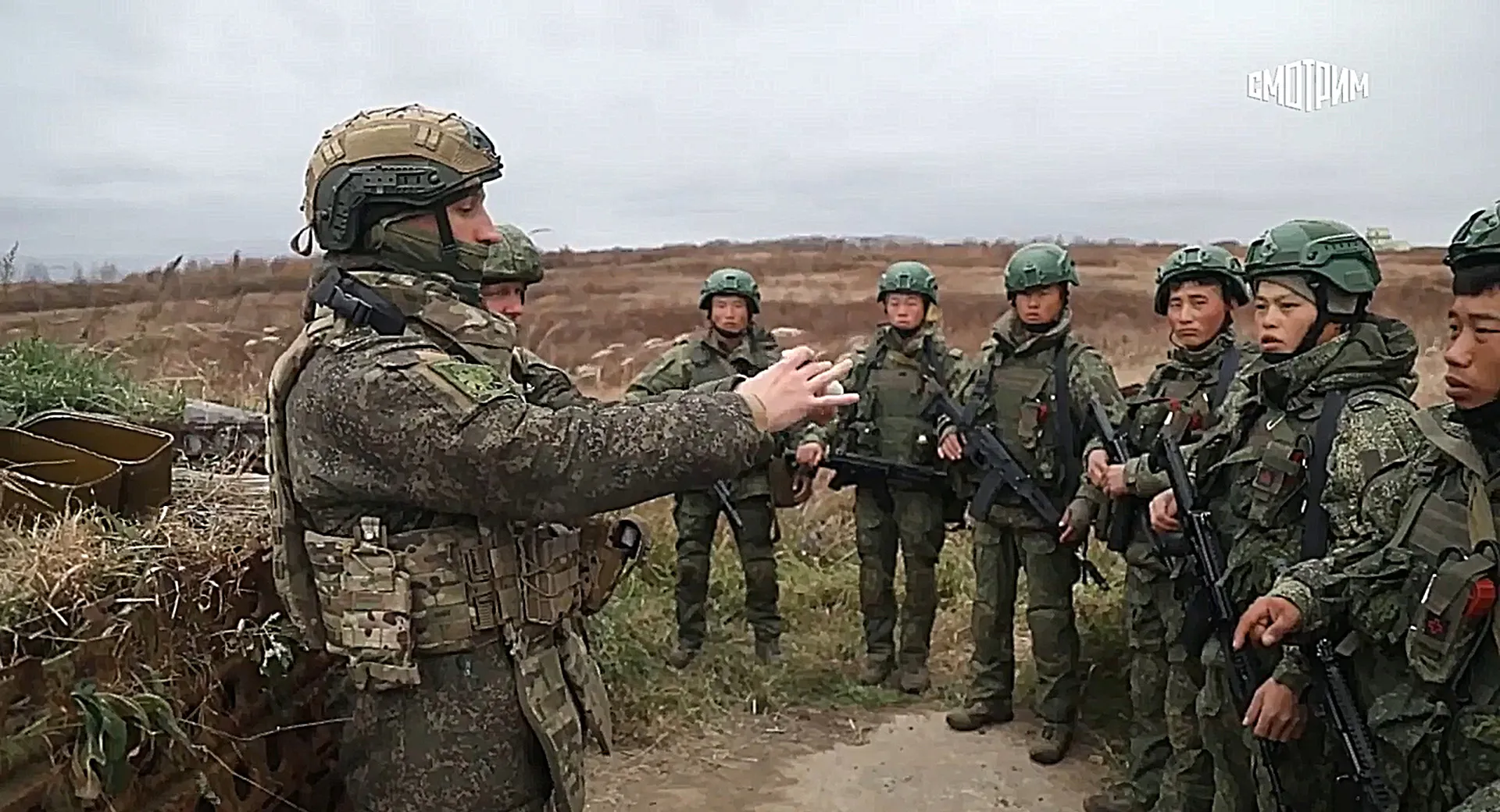 러시아 장교에게 전투 훈련받는 북한군  러시아 국영방송 진행자인 블라디미르 솔로비요프가 28일(현지시간) 텔레그램을 통해 공개한 쿠르스크 파병 북한군의 전투 훈련 모습. 러시아군 장교(왼쪽)가 북한군에게 전투 기술을 설명하고 있다. 영상 속에서 북한군은 지휘관의 지시에 따라 훈련장에서 소총 실탄사격을 하고 휴대용 대전차 로켓포 RPG 발사 훈련도 진행했다.
블라디미르 솔로비요프 텔레그램 캡처