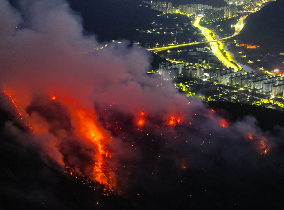 대구 대형 산불 발생 이틀째인 29일 오전 대구 북구 함지산이 불타고 있다. 2025.4.29  연합뉴스
