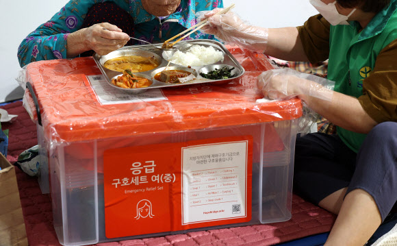 대구 대형 산불 발생 이틀째인 29일 대구 북구 팔달초등학교에 설치된 대피소에서 한 어르신이 아침 식사를 하고 있다. 2025.4.29 연합뉴스