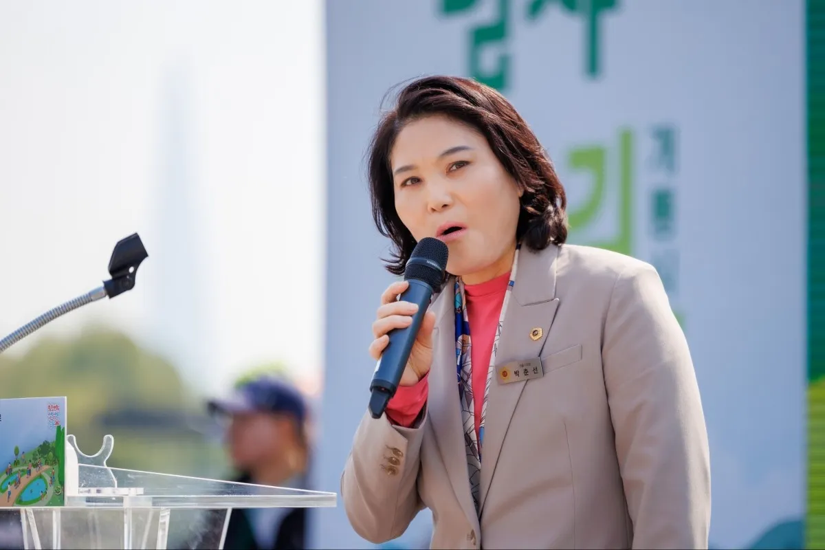 축사 전하는 박춘선 부위원장