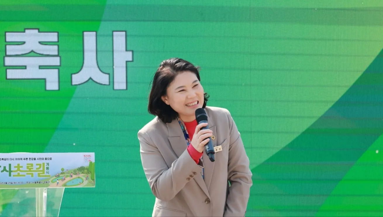 축사 전하는 박춘선 부위원장