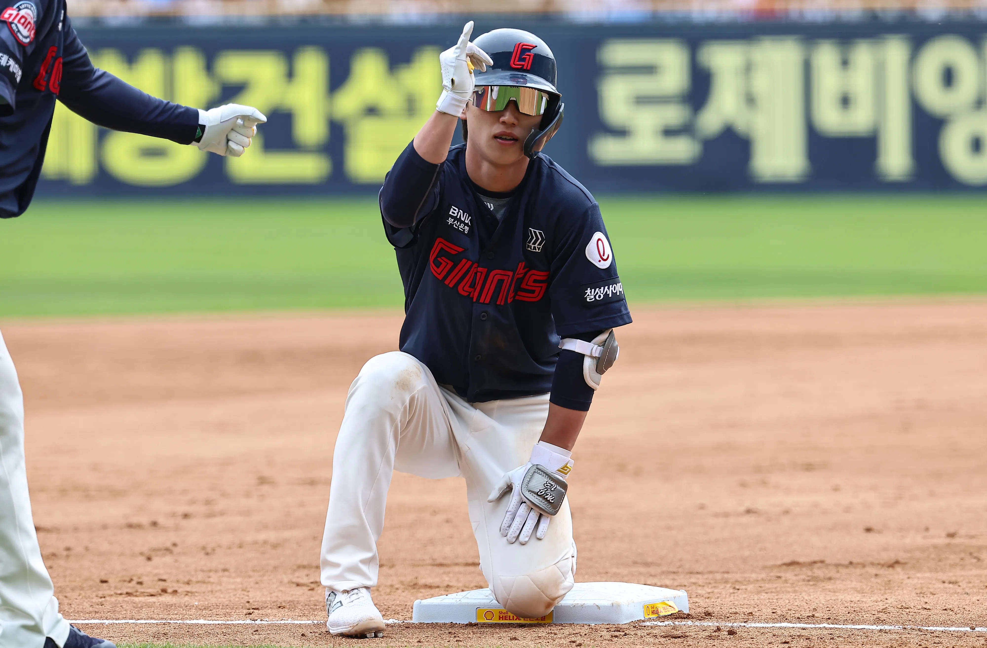 롯데 전민재, 3루까지!  27일 서울 송파구 잠실야구장에서 열린 프로야구 ‘2025 신한 SOL 뱅크 KBO리그’ 롯데 자이언츠와 두산 베어스의 경기, 5회초 1사 1루 상황에서 롯데 전민재가 1타점 2루타를 치고 3루까지 진루해 기뻐하고 있다. 2025.4.27/뉴스1