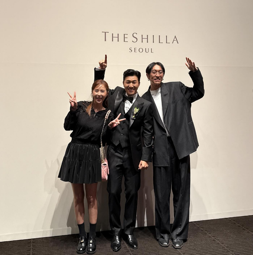지난 20일 서울 중구 호텔신라에서 열린 동료 멤버 김종민의 결혼식에 참석한 코요태. 왼쪽부터 신지, 김종민, 빽가. 신지 개인 인스타그램 캡처