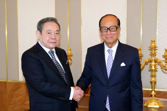 2012년 고 이건희 삼성그룹 회장과 리카싱(오른쪽) 청쿵그룹 창업자가 만난 모습. 서울신문 DB