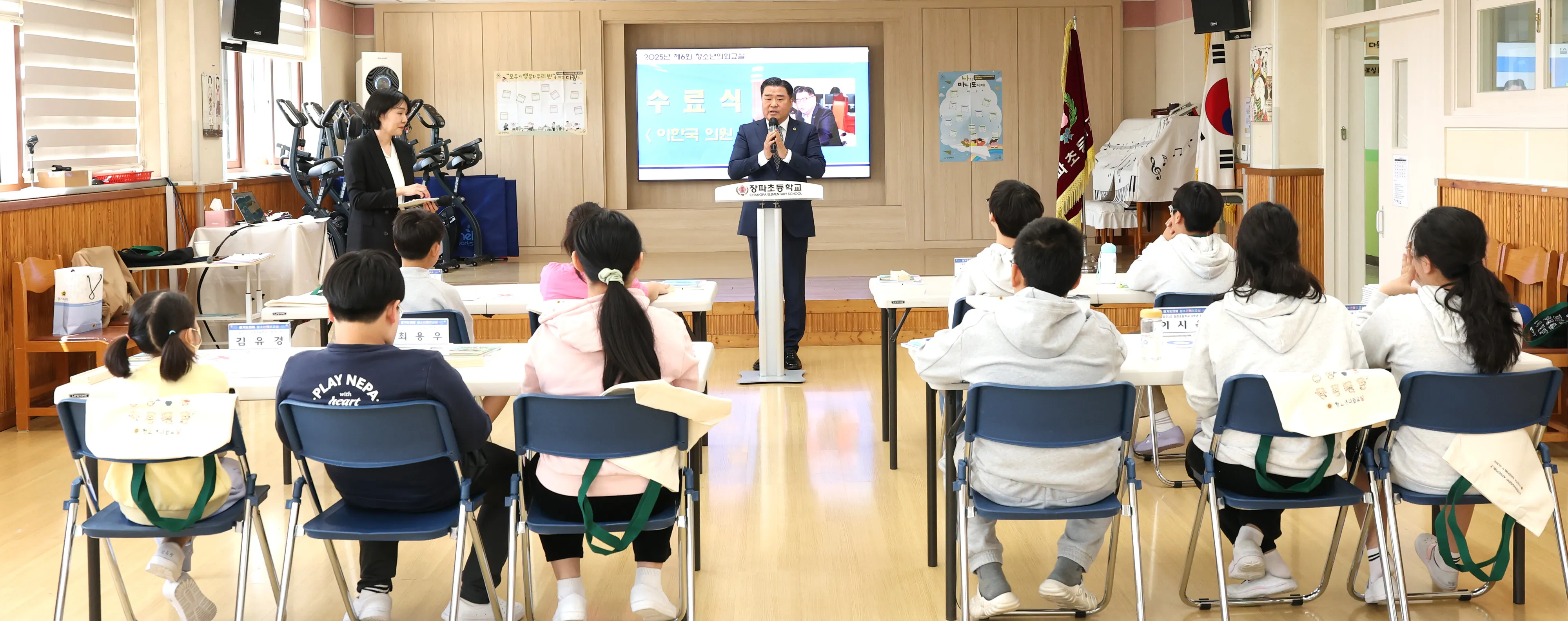 이한국 의원이 ‘도의원과의 대화’에서 의회의 역할과 조례 제ㆍ개정의 과정, 도의원이 된 계기 등에 대해 재치있는 입담을 펼치며 학생들과 소통하고 있다.