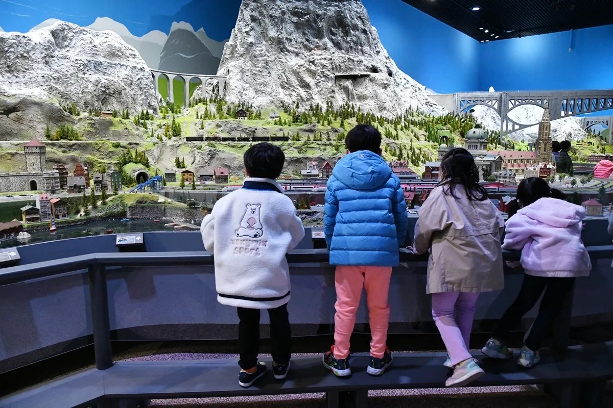 노원기차마을에서 스위스 디오라마를 관람하는 어린이들. 

노원구 제공