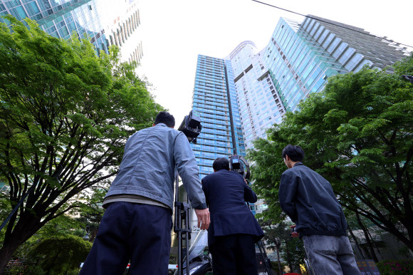 검찰, 건진법사 의혹 ‘윤 전 대통령 부부 사저’ 아크로비스타 압수수색