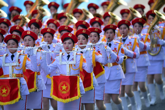 베트남 군악대가 30일(현지시간) 베트남 호치민시에서 열린 남베트남 해방 50주년 및 국가통일 기념일 퍼레이드에서 행진하며 연주하고 있다. EPA 연합뉴스