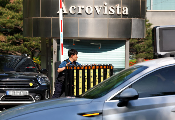 검찰, 건진법사 의혹 ‘윤 전 대통령 부부 사저’ 아크로비스타 압수수색 종료