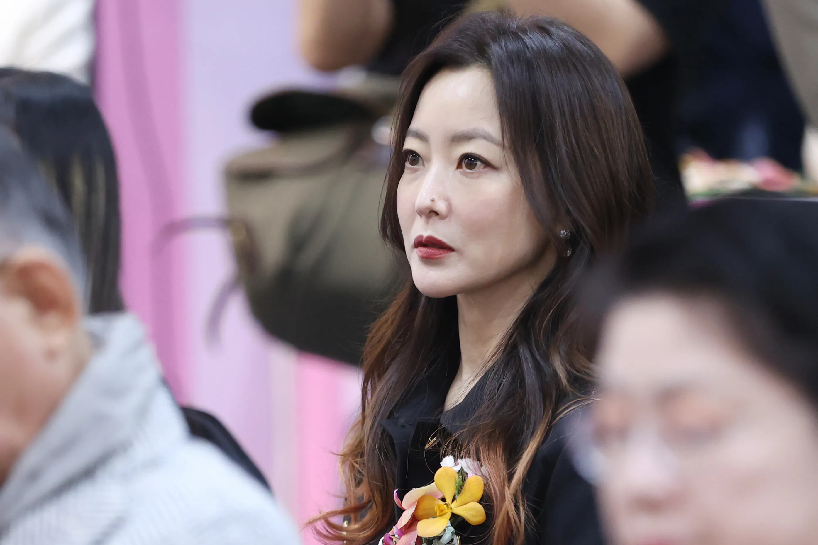 배우 김희선이 16일 서울 강남구 코엑스에서 열린 제43회 화랑미술제 개막식에 참석하고 있다. 2025.4.16 연합뉴스