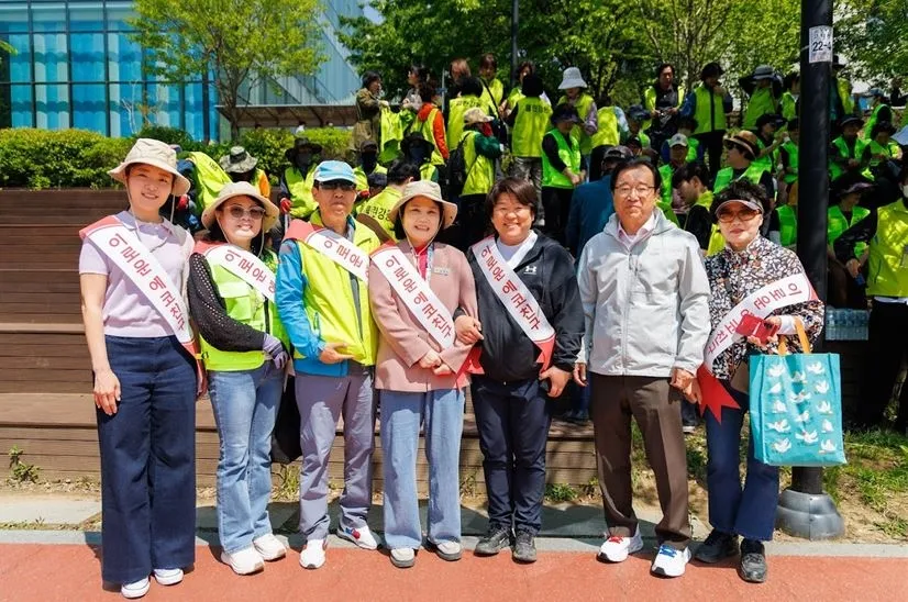 이현재 하남시장, 박선미 하남시의원과 참석한 주민들과 기념촬영을 한 박춘선 의원(가운데)