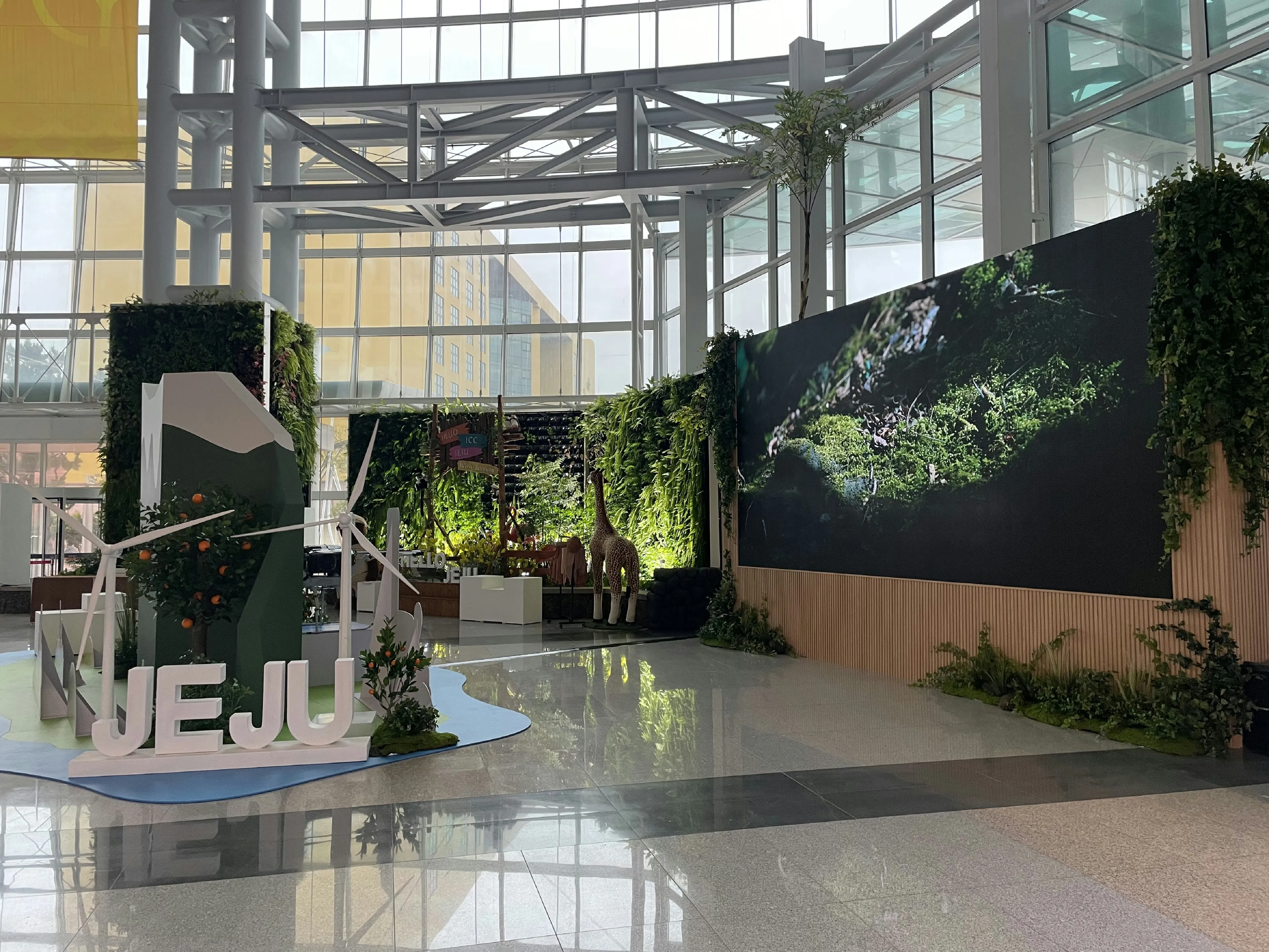 APEC 제주회의가 열리는 제주 국제컨벤션센터(ICC) 로비에 들어선 제주 도정 홍보관. 제주도 제공