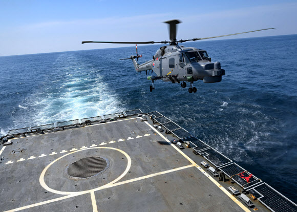 해군은 지난달 28일부터 1일까지 서해와 남해에서 군사대비태세 확립을 위해 함대종합전투훈련을 실시했다고 1일 밝혔다.  해군3함대 해상작전헬기(Lynx)가 지난달 29일 광주함(FFG-Ⅰ, 2500t)에서 헬기 이·착함 합동훈련(Cross-Deck)을 위해 이함하고 있다. 2025.5.1 해군 제공