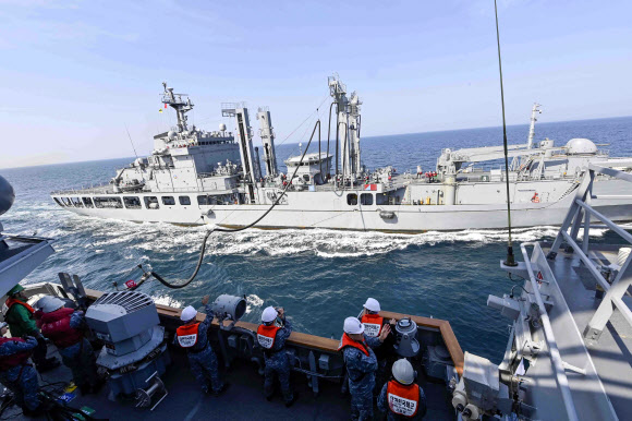 해군은 지난달 28일부터 1일까지 서해와 남해에서 군사대비태세 확립을 위해 함대종합전투훈련을 실시했다고 1일 밝혔다.  해군2함대 서울함(FFG-II, 3100톤)과 화천함(AOE-Ⅰ, 4200t, 위쪽)이 지난달 29일 서해상에서 해상기동군수 훈련을 하고 있다. 2025.5.1 해군 제공