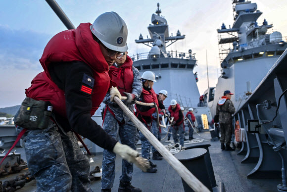 해군은 지난달 28일부터 1일까지 서해와 남해에서 군사대비태세 확립을 위해 함대종합전투훈련을 실시했다고 1일 밝혔다.  해군2함대 서울함(FFG-II, 3100톤) 승조원들이 지난달 28일 함대종합전투훈련 참가차 출항을 위해 홋줄 작업을 하고 있다. 2025.5.1 해군 제공