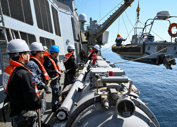 해군은 지난달 28일부터 1일까지 서해와 남해에서 군사대비태세 확립을 위해 함대종합전투훈련을 실시했다고 1일 밝혔다.  해군3함대 광주함(FFG-Ⅰ, 2500t)이 지난달 29일 남해상에서 합동 해양차단작전을 위해 고속단정(RIB)을 강하하고 있다. 2025.5.1 해군 제공