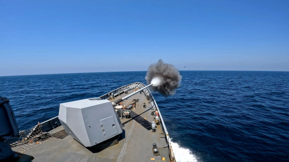 해군은 지난달 28일부터 1일까지 서해와 남해에서 군사대비태세 확립을 위해 함대종합전투훈련을 실시했다고 1일 밝혔다.  해군3함대 광주함(FFG-Ⅰ, 2500톤)이 지난달 28일 남해상에서 대함 실사격 훈련을 하고 있다. 2025.5.1 해군 제공