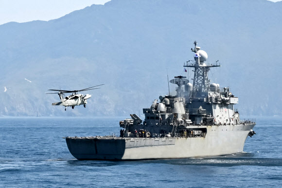 해군은 지난달 28일부터 1일까지 서해와 남해에서 군사대비태세 확립을 위해 함대종합전투훈련을 실시했다고 1일 밝혔다.  해군 해상기동헬기(UH-60)가 지난달 29일 합동 해양차단작전을 위해 원산함(MLS, 2600t)에 접근하고 있다. 2025.5.1 해군 제공