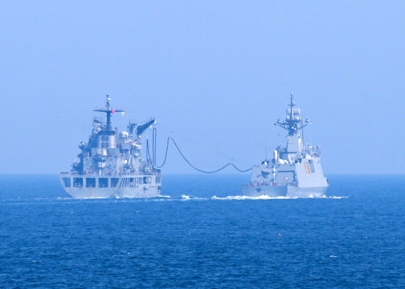 해군은 지난달 28일부터 1일까지 서해와 남해에서 군사대비태세 확립을 위해 함대종합전투훈련을 실시했다고 이날 밝혔다.  해군2함대 서울함(FFG-II, 3100t, 오른쪽)과 화천함(AOE-Ⅰ, 4200t)이 지난달 29일 서해상에서 해상기동군수 훈련을 하고 있다. 2025.5.1 해군 제공