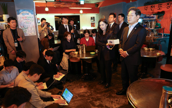 더불어민주당 이재명 대선 후보가 1일 서울 종로구의 한 포차 식당에서 비(非)전형 노동자들과의 간담회를 마친 뒤 대법원의 공직선거법 위반 관련 파기환송 선고에 대한 입장을 밝히고 있다. 2025.5.1 국회사진기자단