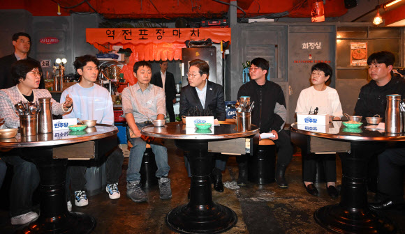 더불어민주당 이재명 대선 후보가 1일 서울 종로구의 한 포차 식당에서 ‘당신의 하루를 만드는, 보이지 않는 영웅들’이란 주제로 배달 라이더, 택배 기사 등 비(非)전형 노동자들과 간담회에 참석해 노동자들의 발언을 경청하고 있다. 2025.5.1 공동취재