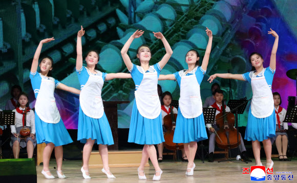 북한이 ‘전세계 근로자들의 국제적 명절’인 5·1절(국제노동절) 135주년을 각지에서 뜻깊게 기념했다고 조선중앙통신이 2일 보도했다. 2025.5.2. 평양 조선중앙통신 연합뉴스