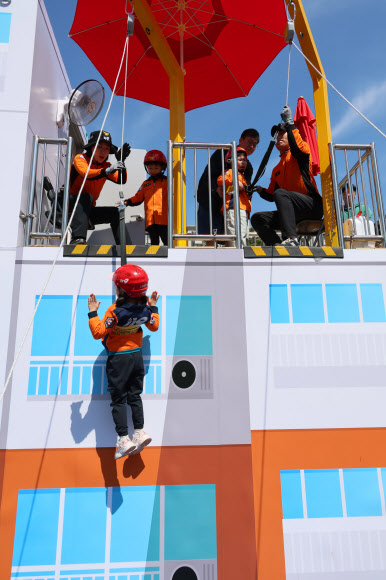 2일 오후 서울 여의도광장에서 열린 2025 서울안전한마당에서 어린이들이 완강기를 체험하고 있다. 2025.5.2. 연합뉴스