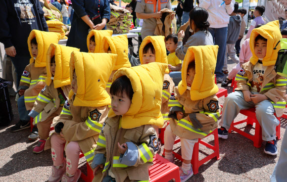 2일 오후 서울 여의도광장에서 열린 2025 서울안전한마당에서 어린이들이 지진 체험을 하고 있다. 2025.5.2. 연합뉴스