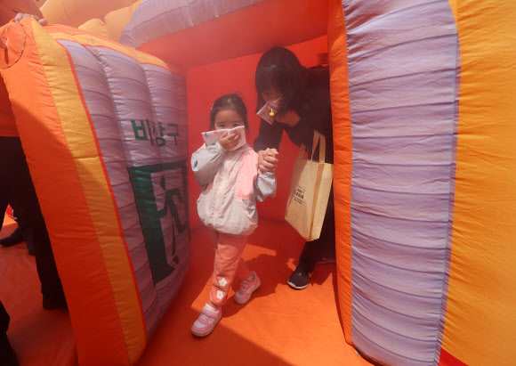 2일 오후 서울 여의도광장에서 열린 2025 서울안전한마당에서 어린이들이 화재 대피 체험을 하고 있다. 2025.5.2. 연합뉴스