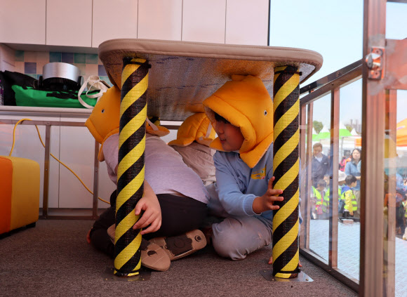 2일 오후 서울 여의도광장에서 열린 2025 서울안전한마당에서 어린이들이 지진 체험을 하고 있다. 2025.5.2. 연합뉴스