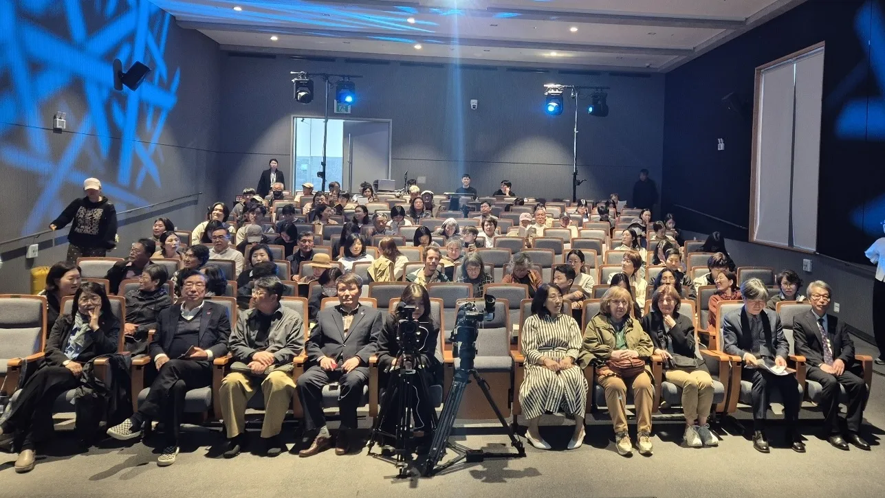 제주4·3평화상 수상자 스베틀라나 알렉시예비치 작가가 북토크에 참여한 관객들과 기념촬영을 하고 있다. 4·3평화재단 제공