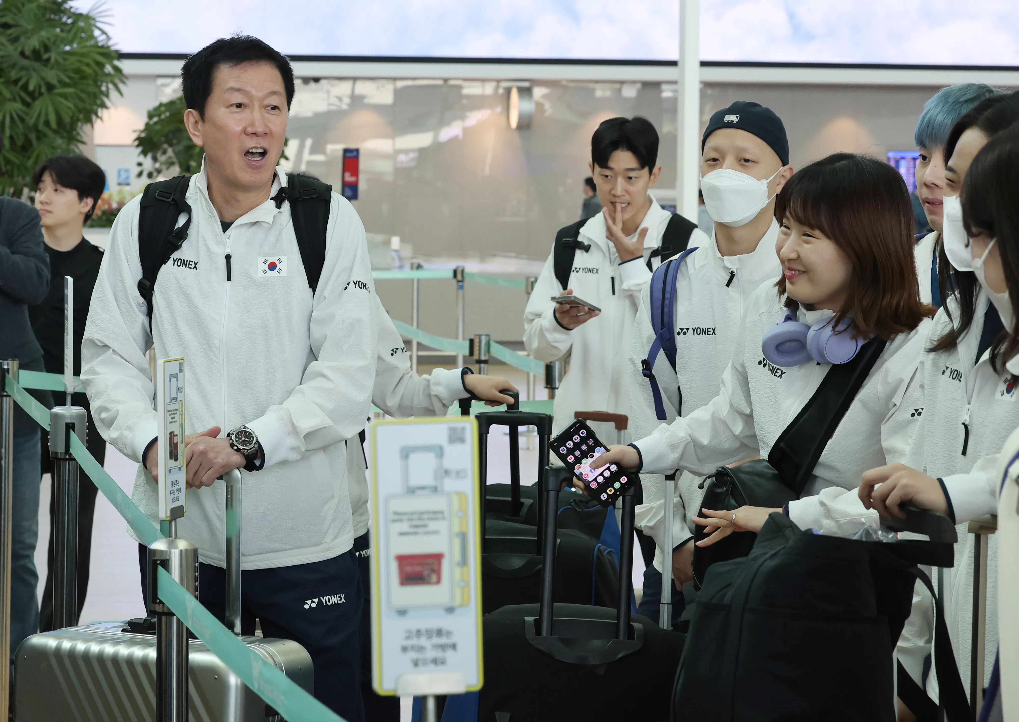 선수들과 대화하는 박주봉 감독  24일 인천국제공항 2터미널에서 배드민턴 국가대표팀 박주봉 감독이 세계혼합단체선수권대회(수디르만컵) 출전을 위해 출국에 앞서 안세영을 비롯한 선수들과 대화하고 있다. 2025.4.24 연합뉴스