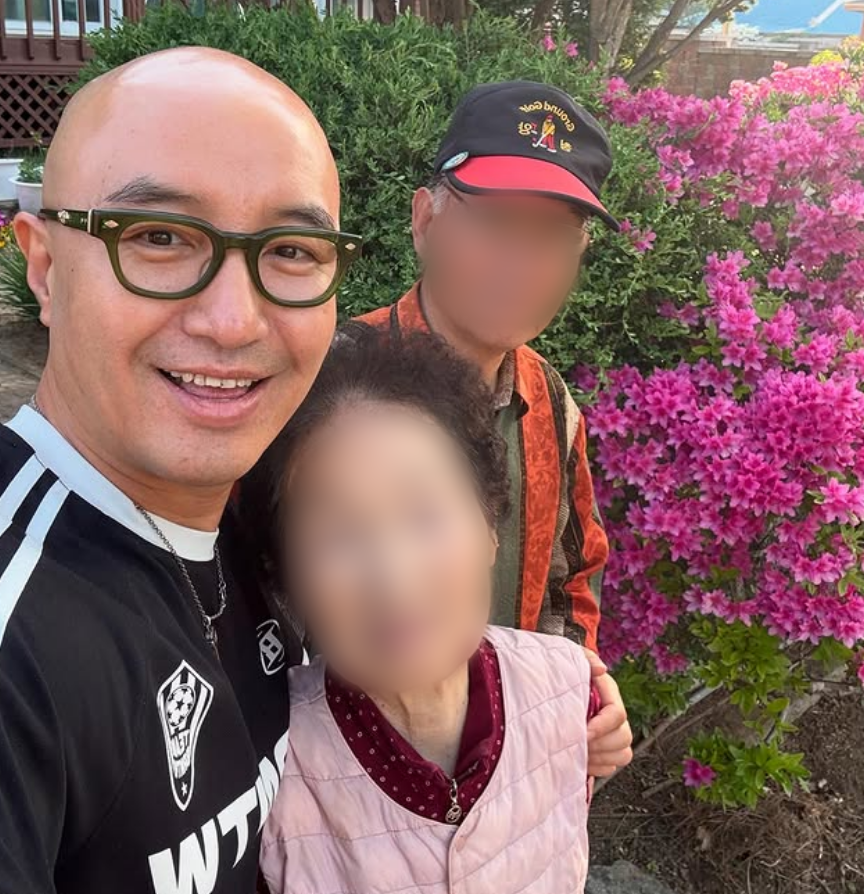 방송인 홍석천과 그의 부모님. 홍석천 인스타그램 캡처