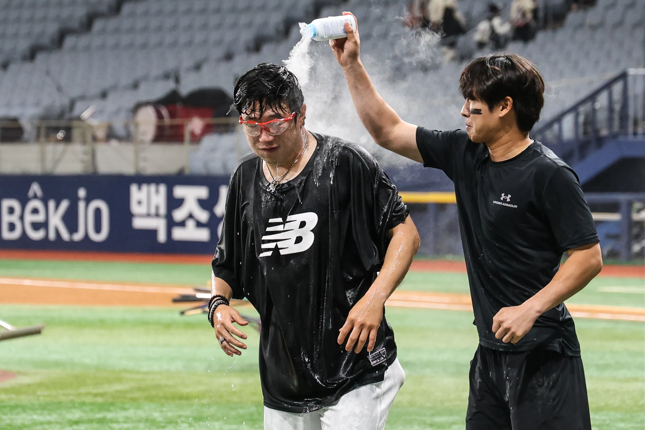 통산 180승 고지 오른 대투수  5일 서울 고척돔에서 키움 히어로즈를 상대로 올 시즌 첫 선발 승을 거두며 통산 180승에 오른 KIA 타이거즈 투수 양현종(왼쪽)이 팀 동료 박찬호로부터 축하의 물세례를 받고 있다. KIA 타이거즈 제공