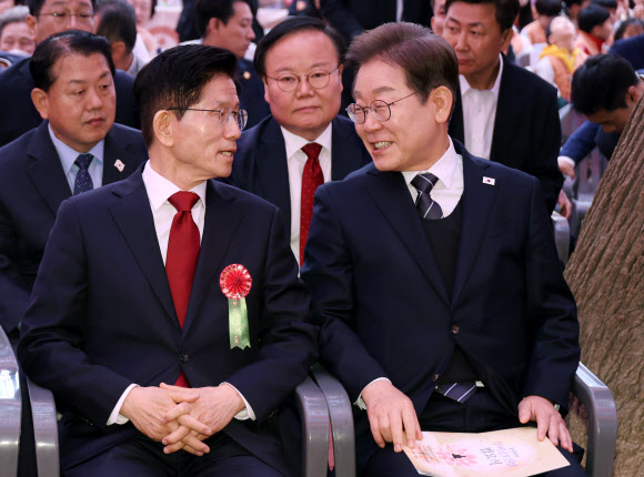더불어민주당 이재명 대선 후보(오른쪽)와 국민의힘 김문수 대선 후보가 5일 서울 종로구 조계사에서 열린 불기 2569년 부처님오신날 봉축법요식에 참석해 대화하고 있다. 2025.5.5  연합뉴스