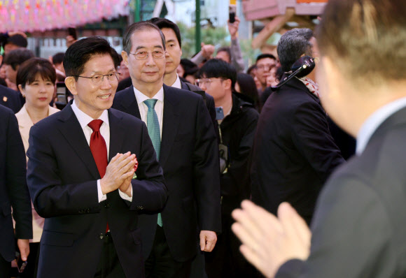 국민의힘 김문수 대선 후보와 무소속 한덕수 대선 예비후보가 5일 서울 종로구 조계사에서 열린 불기 2569년 부처님오신날 봉축법요식에 참석하고 있다. 2025.5.5  연합뉴스