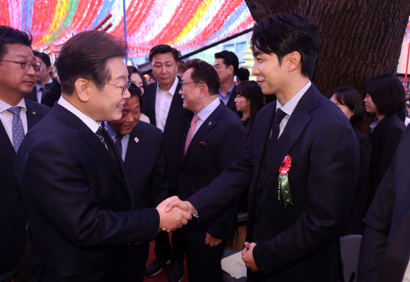 더불어민주당 이재명 대선 후보가 5일 서울 종로구 조계사에서 열린 불기 2569년 부처님오신날 봉축법요식에서 인사하고 있다. 2025.5.5  연합뉴스
