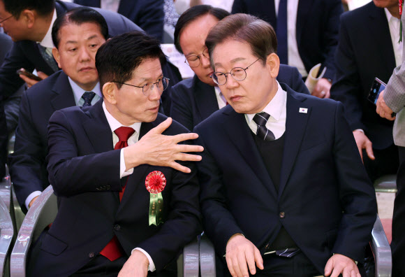 더불어민주당 이재명 대선 후보(오른쪽)와 국민의힘 김문수 대선 후보가 5일 서울 종로구 조계사에서 열린 불기 2569년 부처님오신날 봉축법요식에 참석해 대화하고 있다. 2025.5.5  연합뉴스