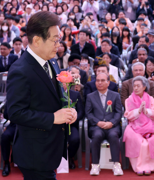 더불어민주당 이재명 대선 후보가 5일 서울 종로구 조계사에서 열린 불기 2569년 부처님오신날 봉축법요식에서 육법공양 중 헌화를 위해 이동하고 있다. 2025.5.5  연합뉴스