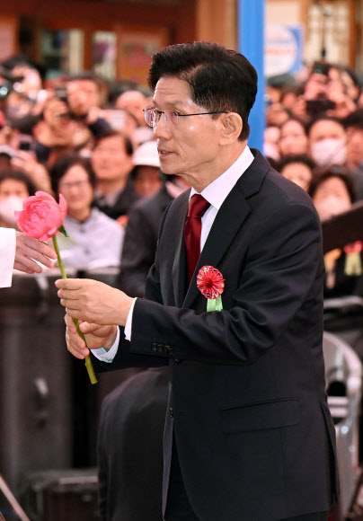 국민의힘 김문수 대선 후보가 5일 서울 종로구 조계사에서 열린 불기 2569년 부처님오신날 봉축법요식에서 육법공양 중 헌화를 위해 이동하고 있다. 2025.5.5  연합뉴스