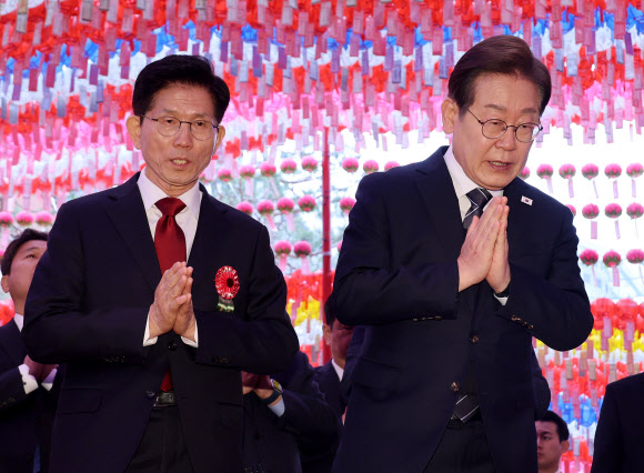 더불어민주당 이재명 대선 후보(오른쪽)와 국민의힘 김문수 대선 후보가 5일 서울 종로구 조계사에서 열린 불기 2569년 부처님오신날 봉축법요식에서 합장하고 있다. 2025.5.5  연합뉴스