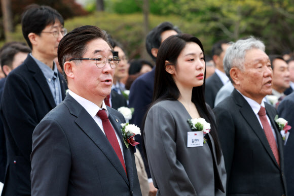 5일 서울 성북구 고려대학교 중앙광장에서 열린 고려대 개교 120주년 기념식에 참석한 김동원 고려대 총장(왼쪽)과 전 피겨스케이트 선수 김연아가 애국가를 부르고 있다. 2025.5.5 연합뉴스
