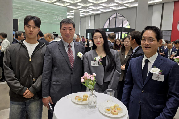 5일 서울 성북구 안암동 고려대학교에서 열린 개교 120주년 기념식 및 비전 선포식에 밴쿠버 동계올림픽 피겨 금메달리스트 김연아, 황대일 연합뉴스 사장 등이 참석하고 있다. 2025.5.5  연합뉴스