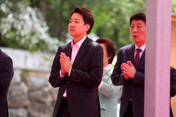 개혁신당 이준석 대선 후보가 5일 부처님오신날 봉축대법회 참석 등을 위해 대구 동화사를 방문하고 있다. 2025.5.5  이준석 캠프 제공