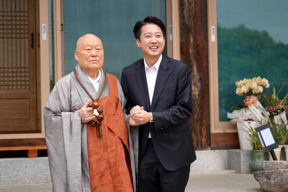 개혁신당 이준석 대선 후보가 5일 부처님오신날 봉축대법회 참석 등을 위해 대구 동화사를 방문하고 있다. 2025.5.5  이준석 캠프 제공