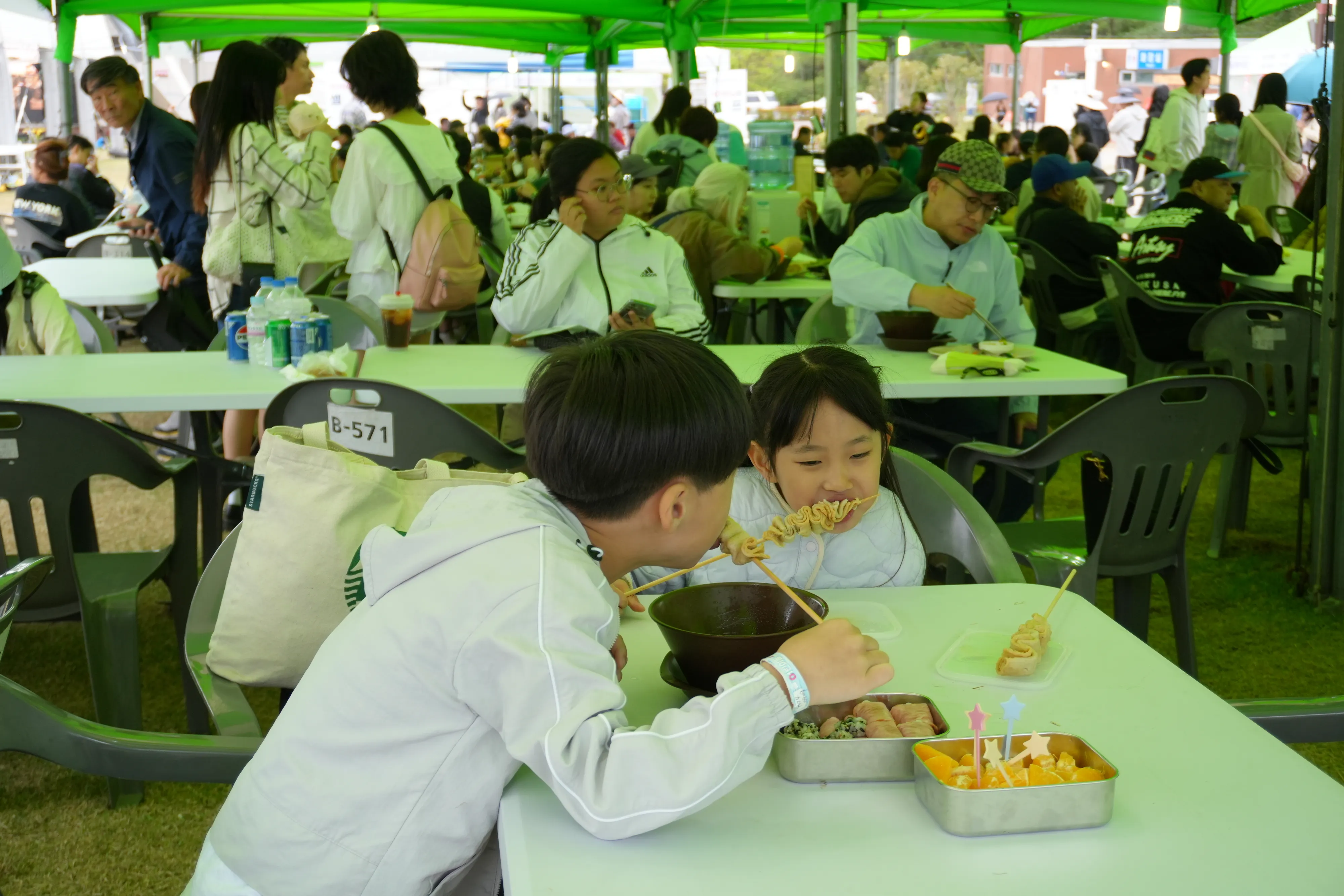 보성다향대축제를 찾은 관광객들이 먹거리 부스에서 식사를 하고 있다.