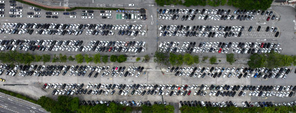 연휴 마지막 날인 6일 경기도 용인시 한국민속촌 주차장이 나들이 나온 시민들 차량으로 붐비고 있다. 2025.5.6 연합뉴스