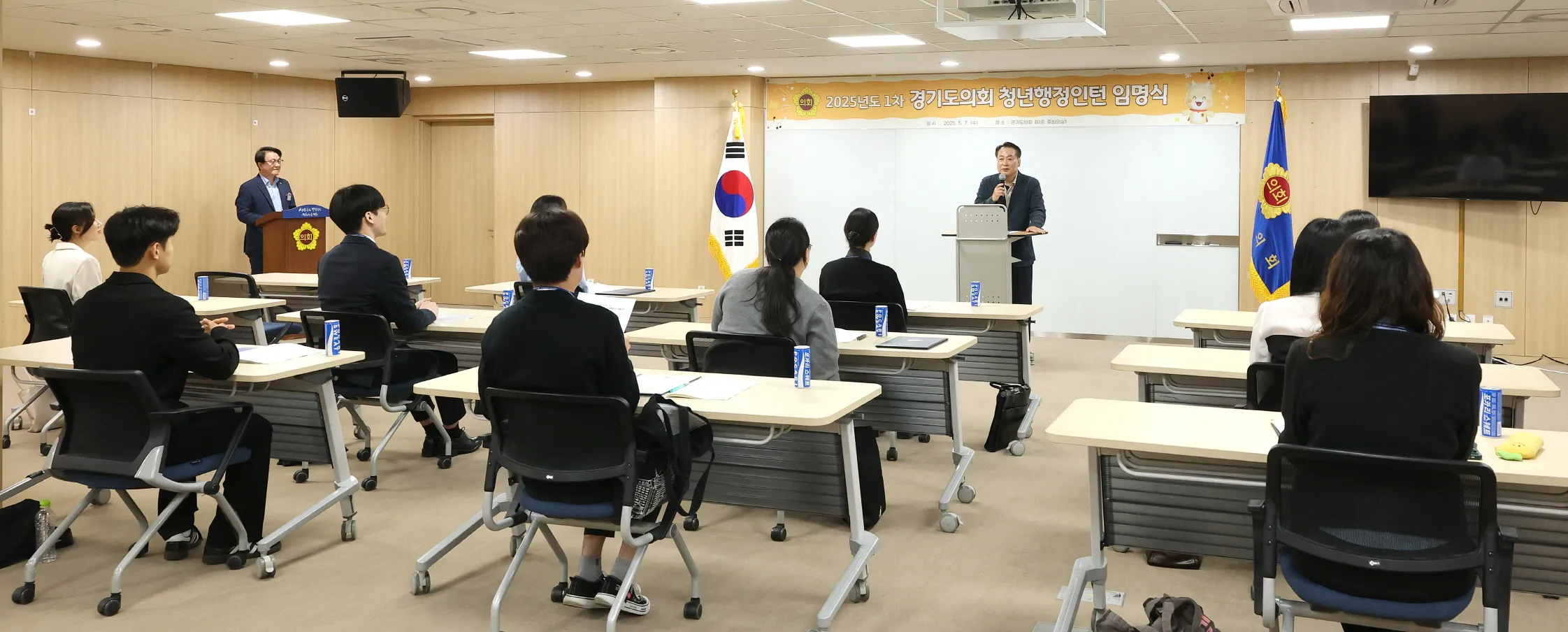 임채호 의회사무처장이 임명식에서 청년행정인턴들에게 축하와 격려의 인사를 전하고 있다.