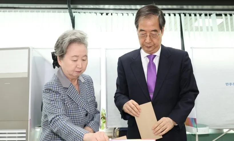 한덕수 전 국무총리와 부인 최아영 여사가 제22대 국회의원선거 사전투표일 서울 종로구 삼청동 주민센터에 마련된 사전 투표소에서 투표하고 있다. 2024.4.5 연합뉴스